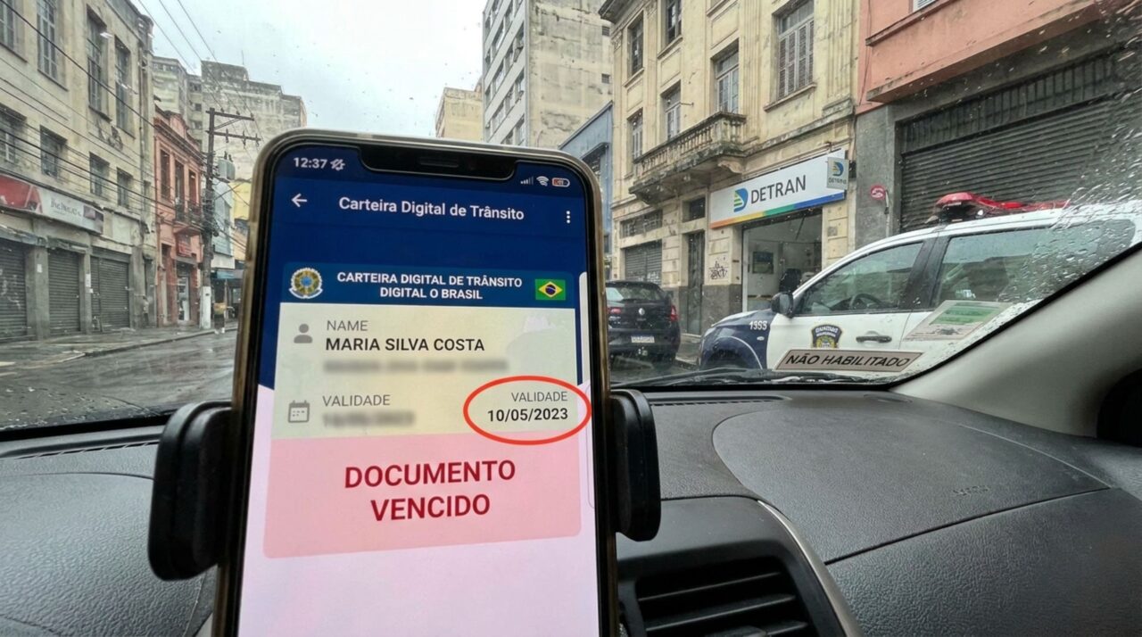 Motorista é parado em blitz, entrega a CNH Digital ao agente e descobre que habilitação venceu há mais de 30 dias, homem diz que documento continua aparecendo normalmente no aplicativo e questiona se pode dirigir