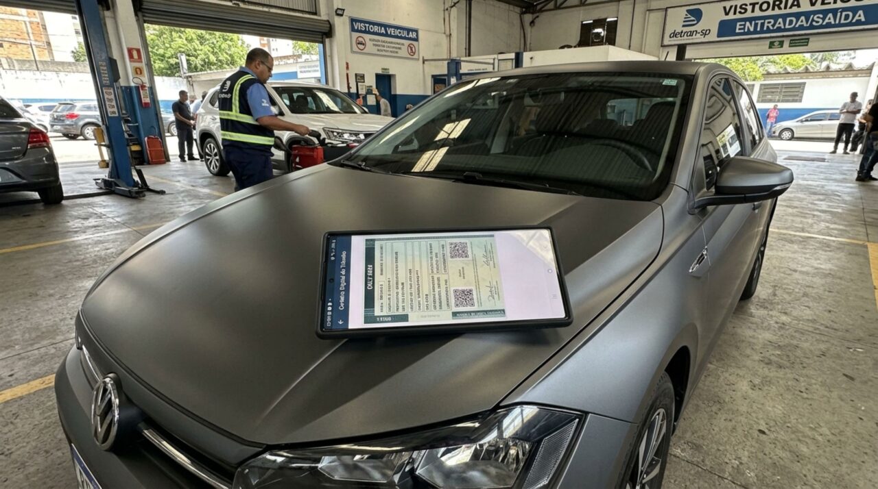 Motorista envelopa quase todo o carro para mudar o visual, mas descobre ao regularizar o veículo que certas alterações precisam constar no cadastro