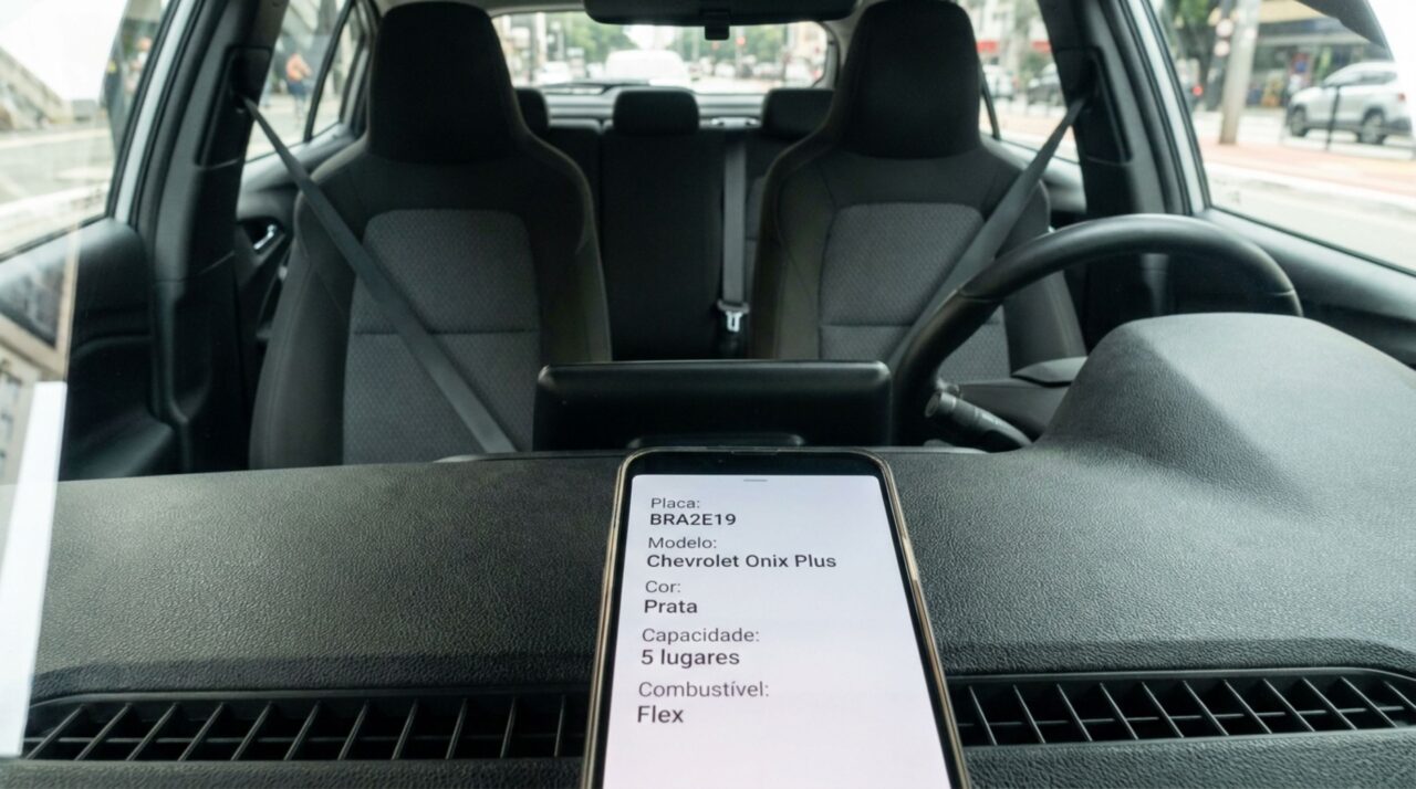 Motorista de Uber aceita um passageiro a mais com criança no colo e descobre que até crianças entram na lotação do carro e geram infração na viagem