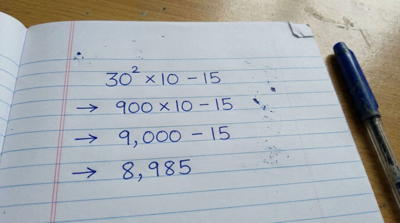 Sem calculadora, você consegue resolver 30² (2 + 8) - 15? A conta parece fácil, mas engana milhares