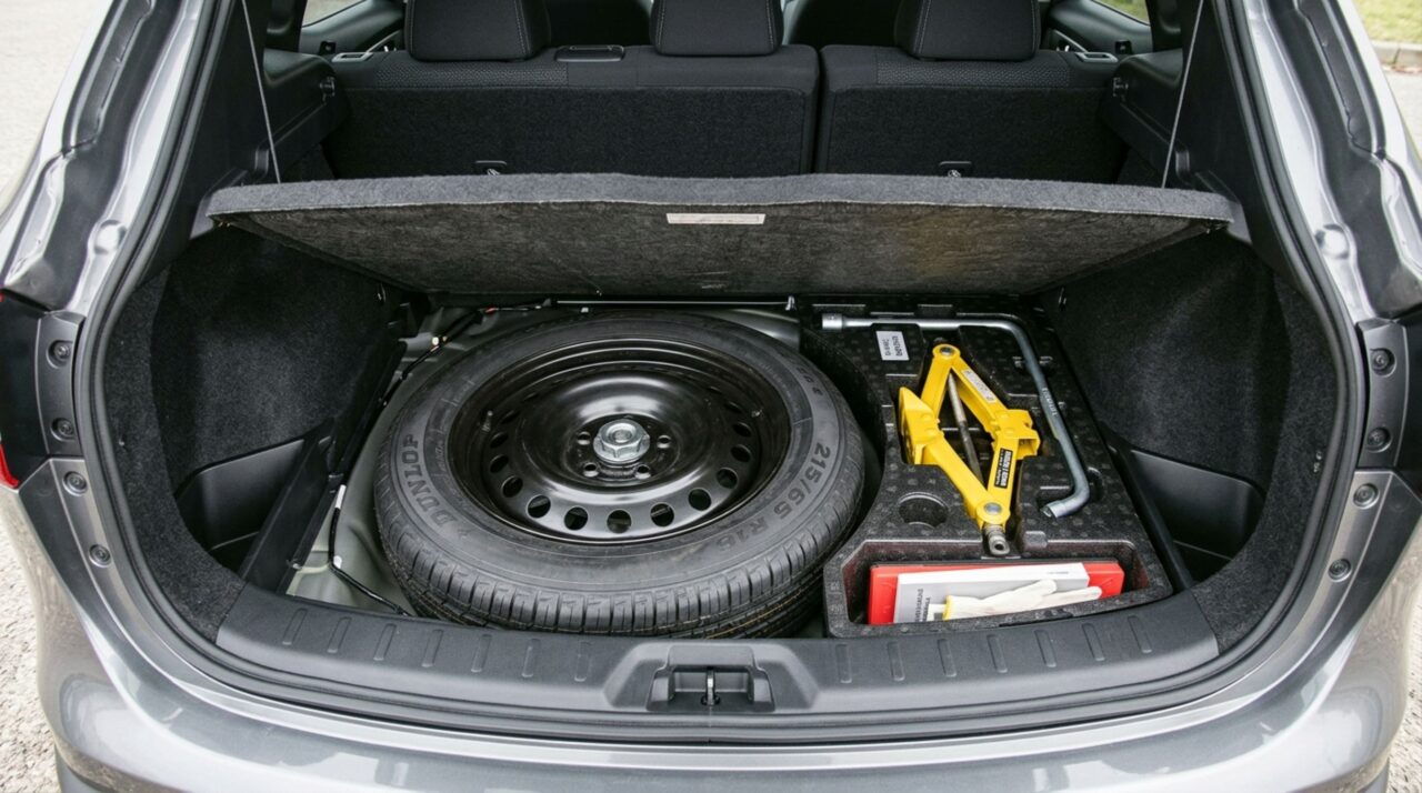 Motorista retira o estepe e compra kit reparador para ganhar espaço, mas descobre que a dispensa depende da homologação do carro