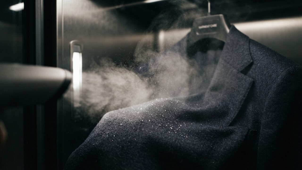 Fim das roupas passadas a ferro: o novo guarda-roupa inteligente que higieniza e desamassa peças com vapor durante a noite é a nova tendência apontada por arquitetos