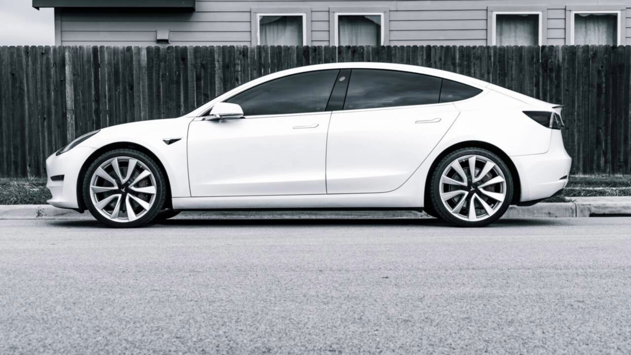 Tesla promove o maior recall de veículos  de sua história com quase 3 milhões de carros