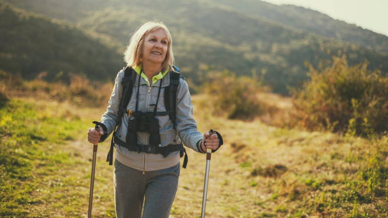 Treinadores concordam Aos 60 anos, em vez de caminhar por 20 minutos, é muito mais eficaz fazer exercícios como agachar com uma cadeira ou fazer flexões no balcão da cozinha