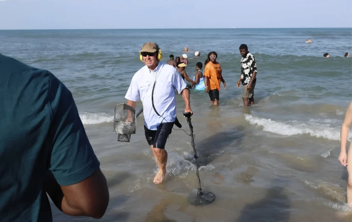 Um engenheiro de 62 anos varre a areia da praia com detector nos fins de semana, dessa vez entrou 60 centímetros na água, e o que apitou foi uma aliança de diamantes