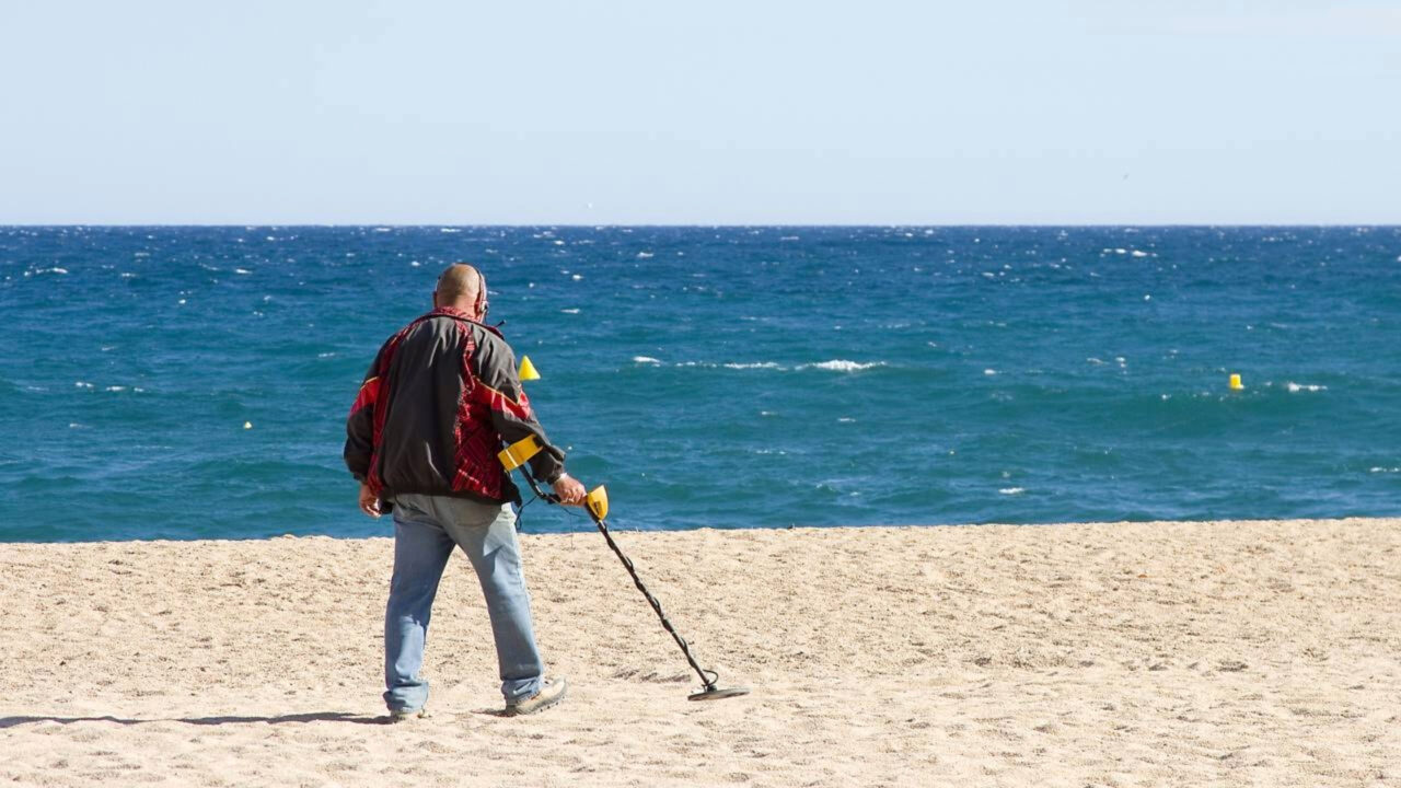 Um engenheiro de 62 anos varre a areia da praia com detector nos fins de semana, dessa vez entrou 60 centímetros na água, e o que apitou foi uma aliança de diamantes de 15 mil dólares que ele rastreou e devolveu à dona