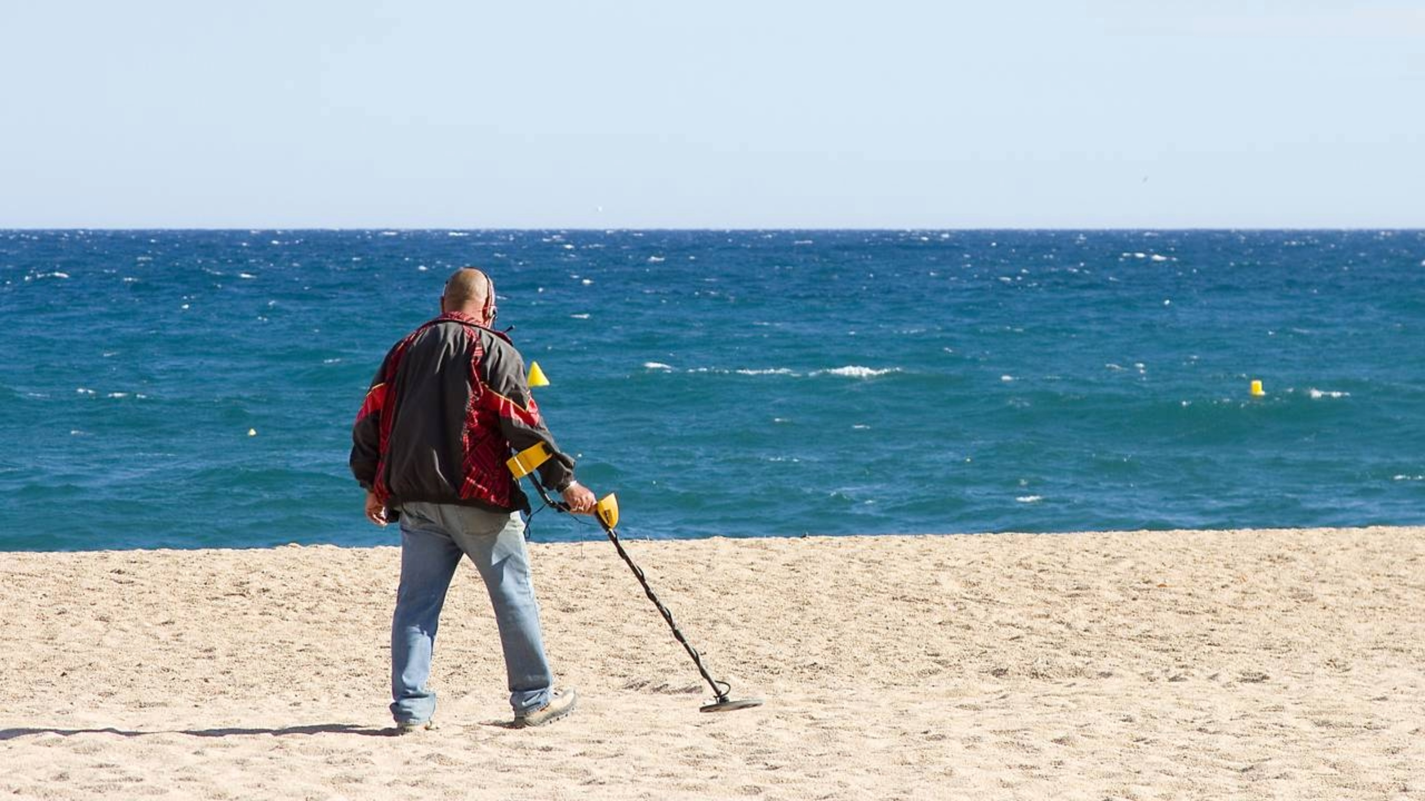 Um engenheiro de 62 anos varre a areia da praia com detector nos fins de semana, dessa vez entrou 60 centímetros na água, e o que apitou foi uma aliança de diamantes de 15 mil dólares que ele rastreou e devolveu à dona - QTU Questões do Universo