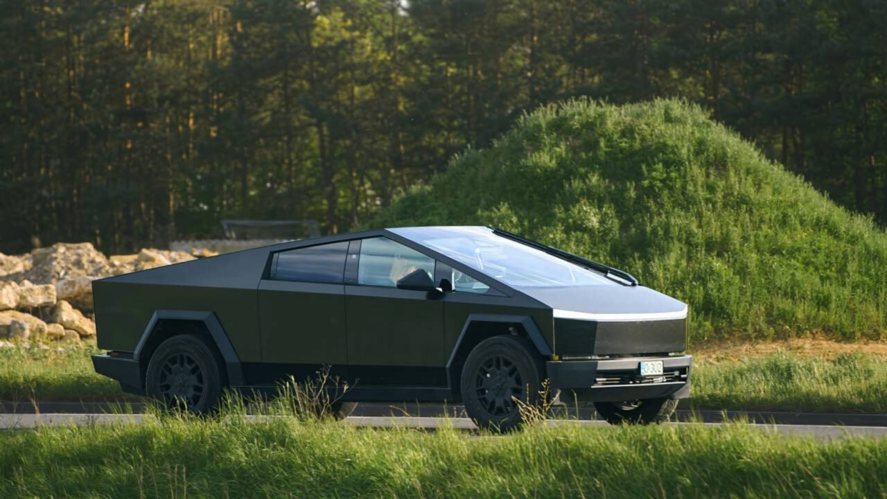 Um motorista de Tesla Cybertruck levou seu barco pela calçada para alcançar um supercharger, mas as regras da Tesla complicam o conserto do cabo de extensão caríssimo   