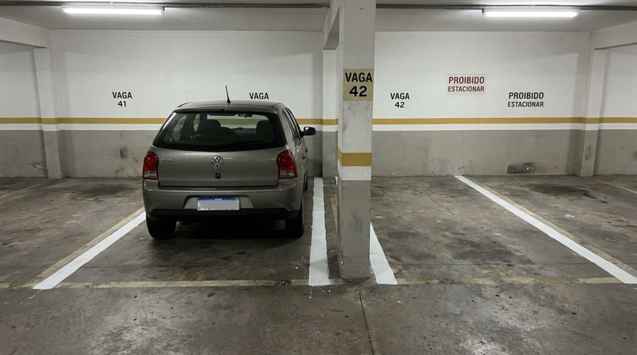 Casal volta das férias e encontra as faixas da garagem repintadas e sua vaga ficou mais estreita depois da mudança feita pelo condomínio