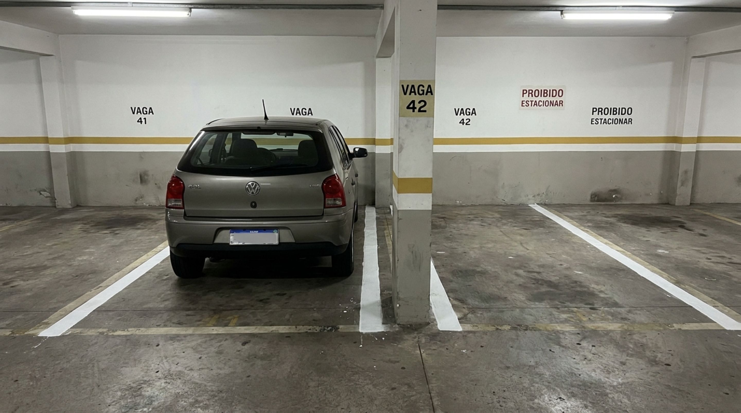 Casal volta das férias e encontra as faixas da garagem repintadas e sua vaga ficou mais estreita depois da mudança feita pelo condomínio - QTU Questões do Universo