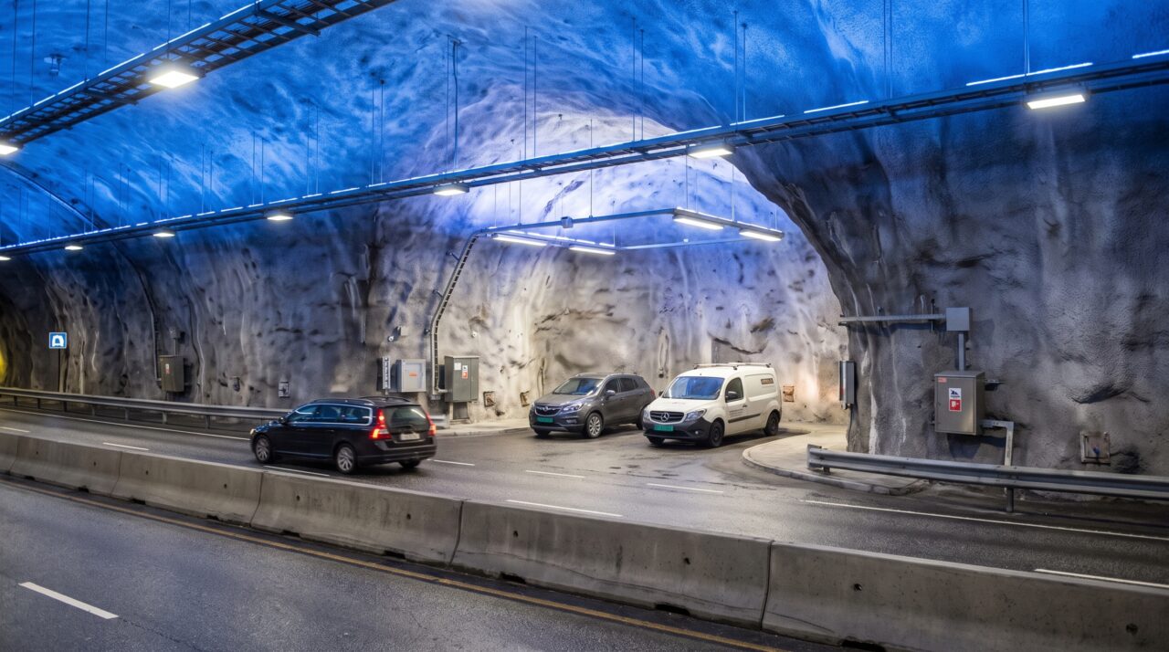 No túnel rodoviário mais longo do mundo, o cenário muda a cada 6 km durante 24,5 km de travessia, com cavernas iluminadas abertas dentro da própria montanha