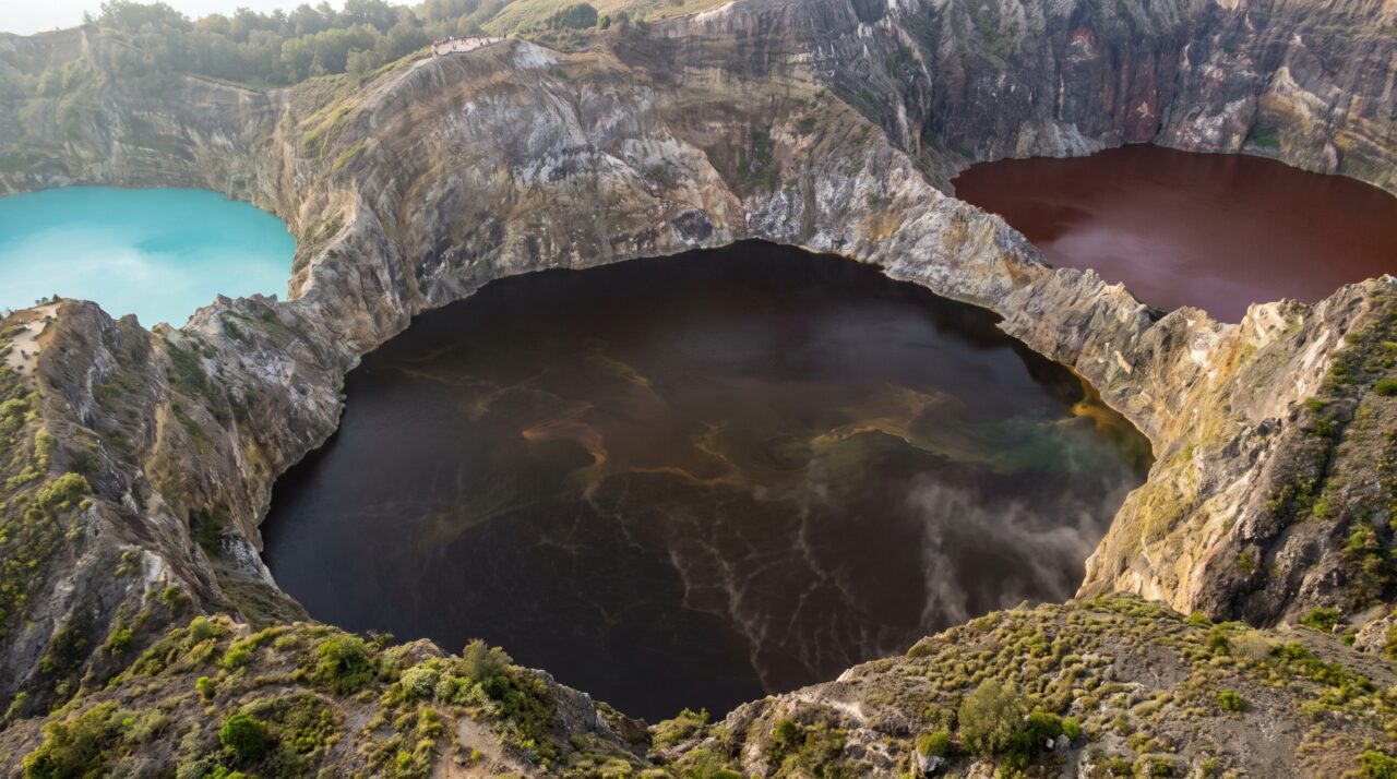 Em 2016, três lagos no topo do Kelimutu mudaram de cor seis vezes. Em maio de 2024, um deles passou do verde ao marrom quase preto porque gases e minerais mudam a química da água