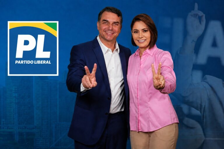 Está selada a paz: Flávio e Michelle posam juntos em foto de campanha