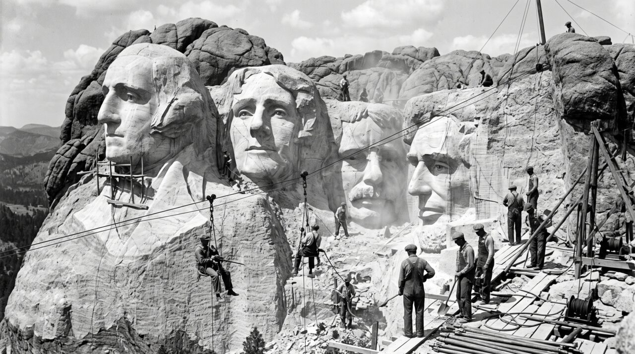 Mais de 90% do Monte Rushmore foi esculpido com dinamite entre 1927 e 1941, enquanto quase 400 trabalhadores desciam presos por cabos diante da montanha, e nenhum deles morreu durante os 14 anos de obra