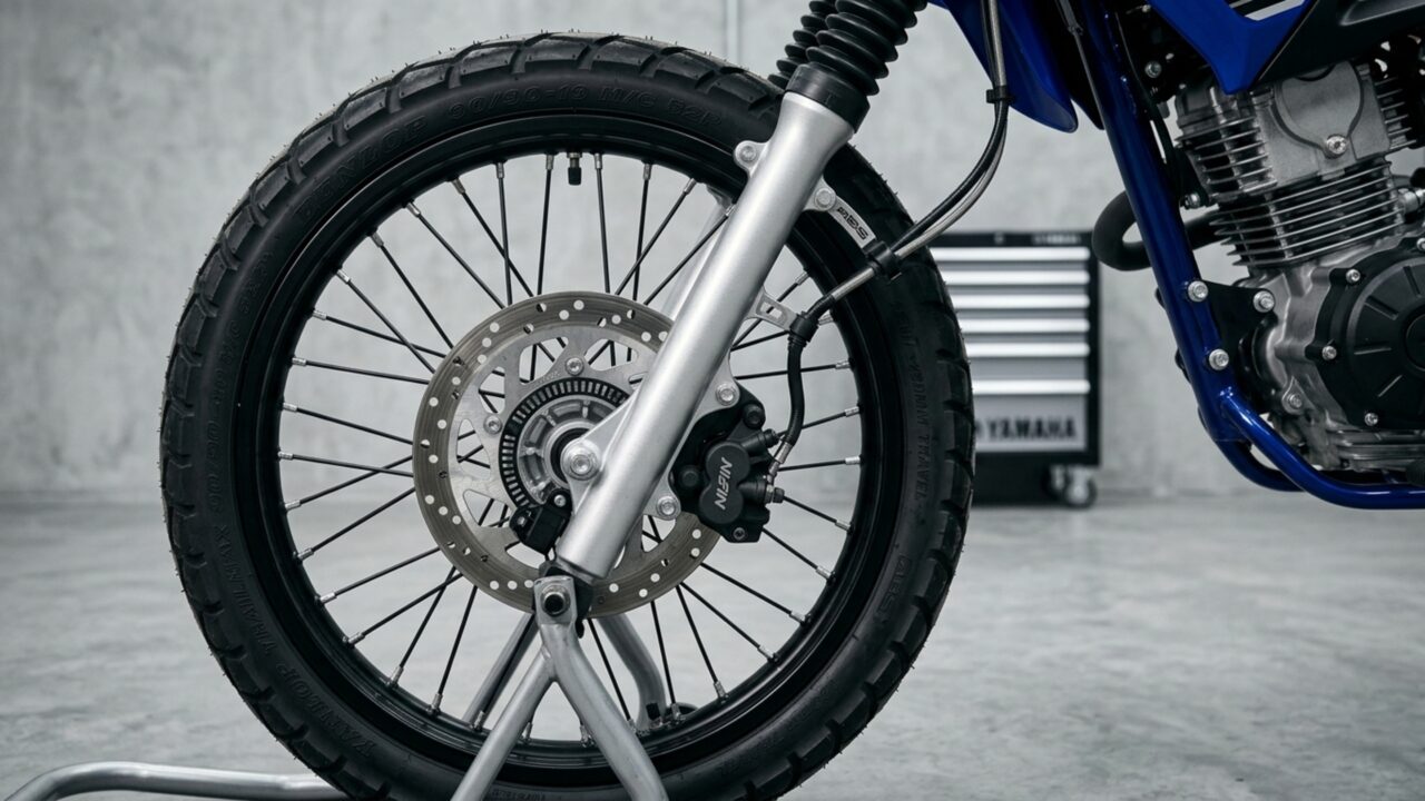 ABS dianteiro, discos nas duas rodas, suspensão monocross e conexão com celular formam o pacote da naked urbana de 150 cilindradas