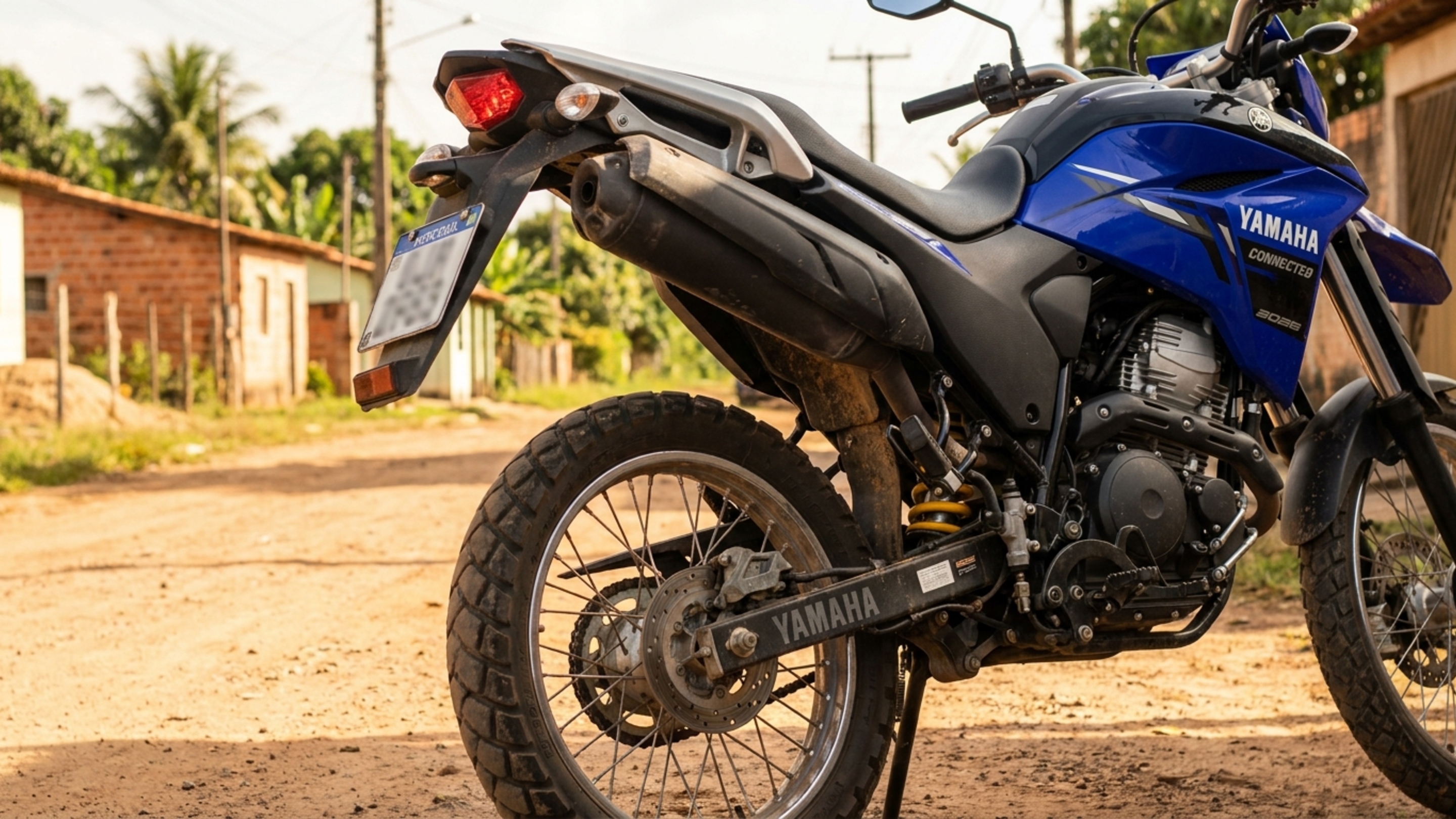 Dois discos de freio equipam esta trail de 250 cilindradas, mas o sistema ABS atua somente na roda dianteira, uma diferença importante para quem enfrenta estradas de terra