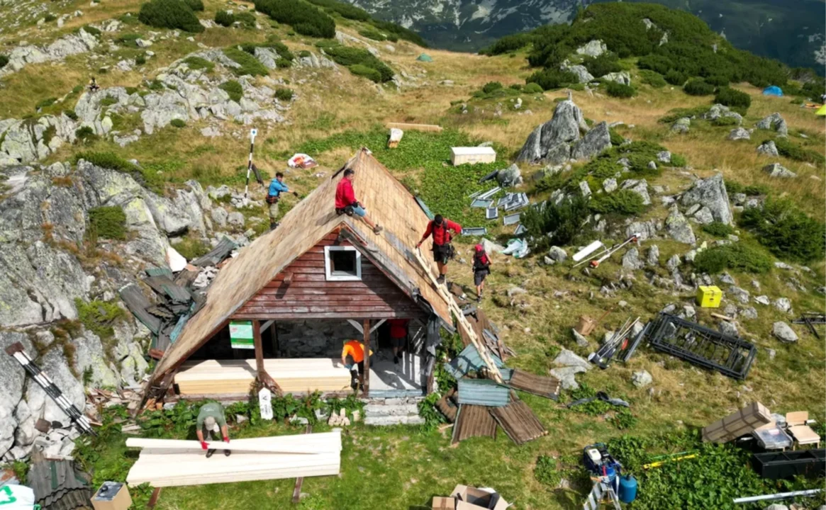 Zanoaga, um lendário refúgio a 2.000 metros em Retezat, foi restaurado. Em 1882, o Príncipe Rudolf acampava às margens do lago glacial