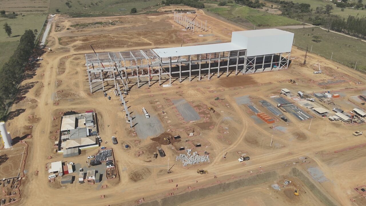 A planta está sendo construída no Distrito de Moreira César, próximo ao km 85 da Via Dutra