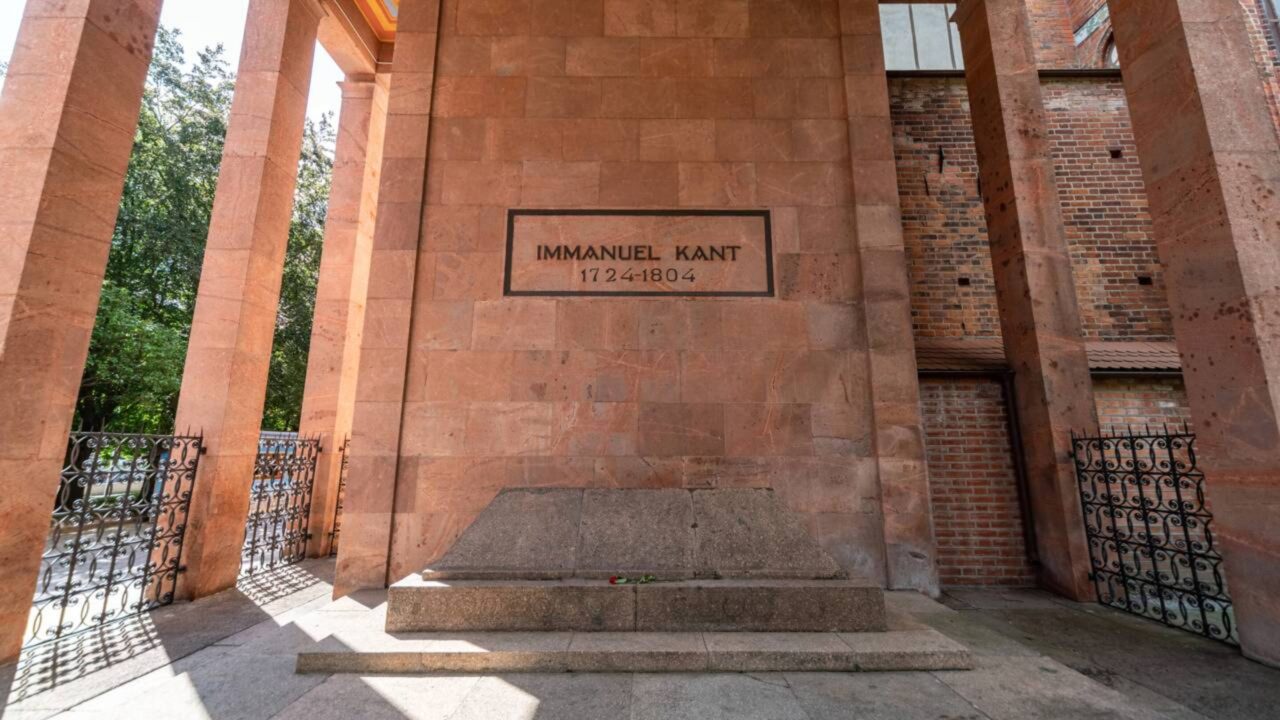Kant: "o céu estrelado acima de mim e a lei moral dentro de mim". A frase gravada no túmulo do filósofo, e por que a atribuem a Einstein