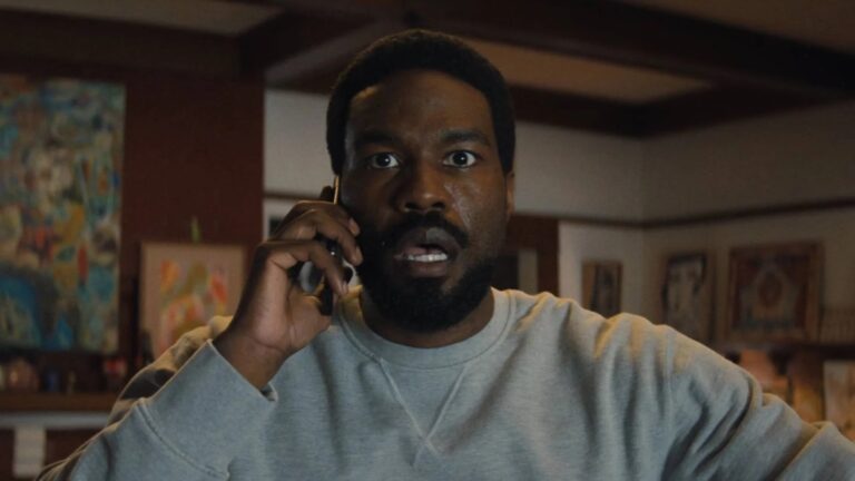 Foto de Yahya Abdul-Mateen II em Magnum, série da Marvel