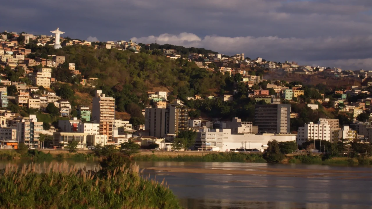 Colatina reúne montanhas, rio e um pôr do sol marcante //