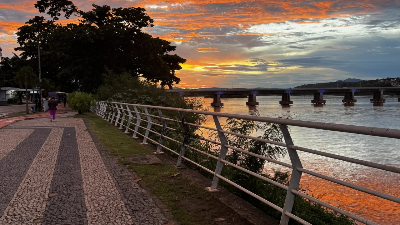 Colatina chama atenção pelas cores refletidas sobre a água //