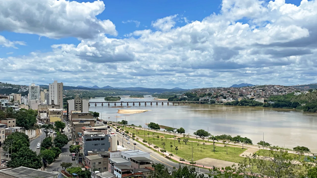 Colatina oferece paisagens urbanas cercadas por relevo e natureza //