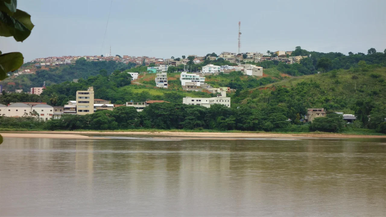 Colatina oferece paisagens urbanas cercadas por relevo e natureza //