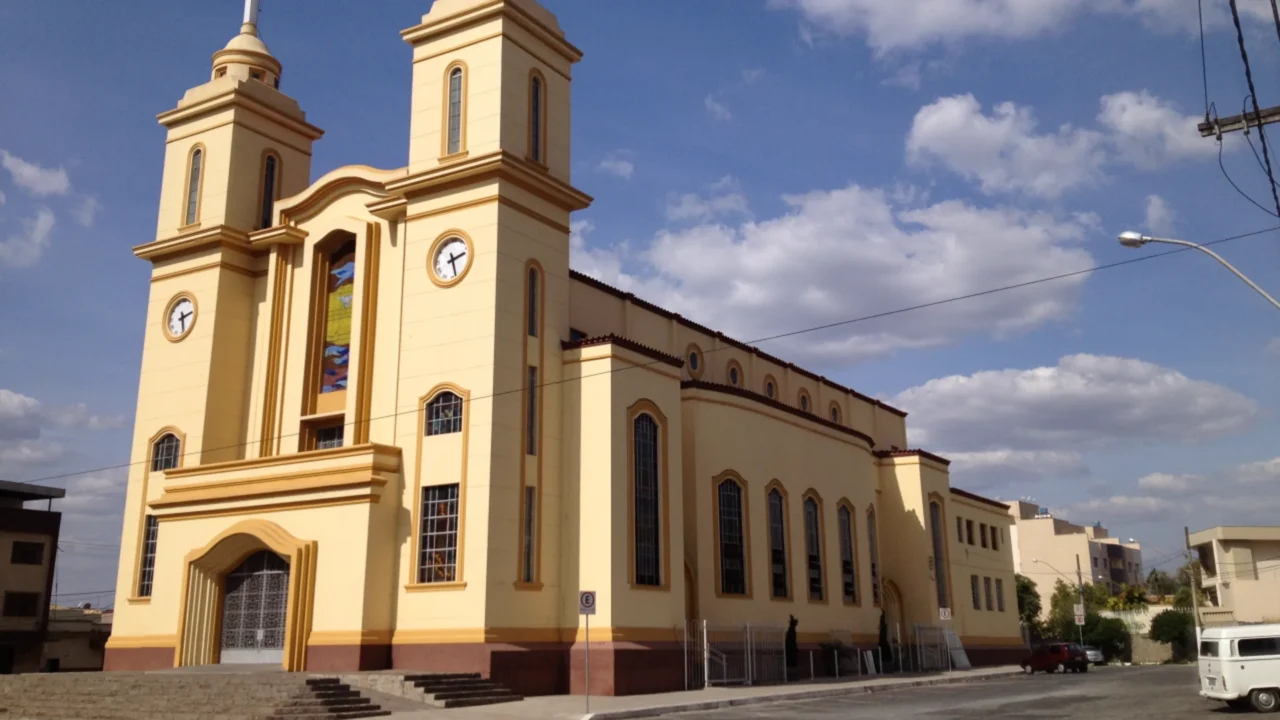 Divinópolis, Minas Gerais, reúne áreas urbanas, comércio e serviços // Créditos: Wikipedia / Wikimedia Commons