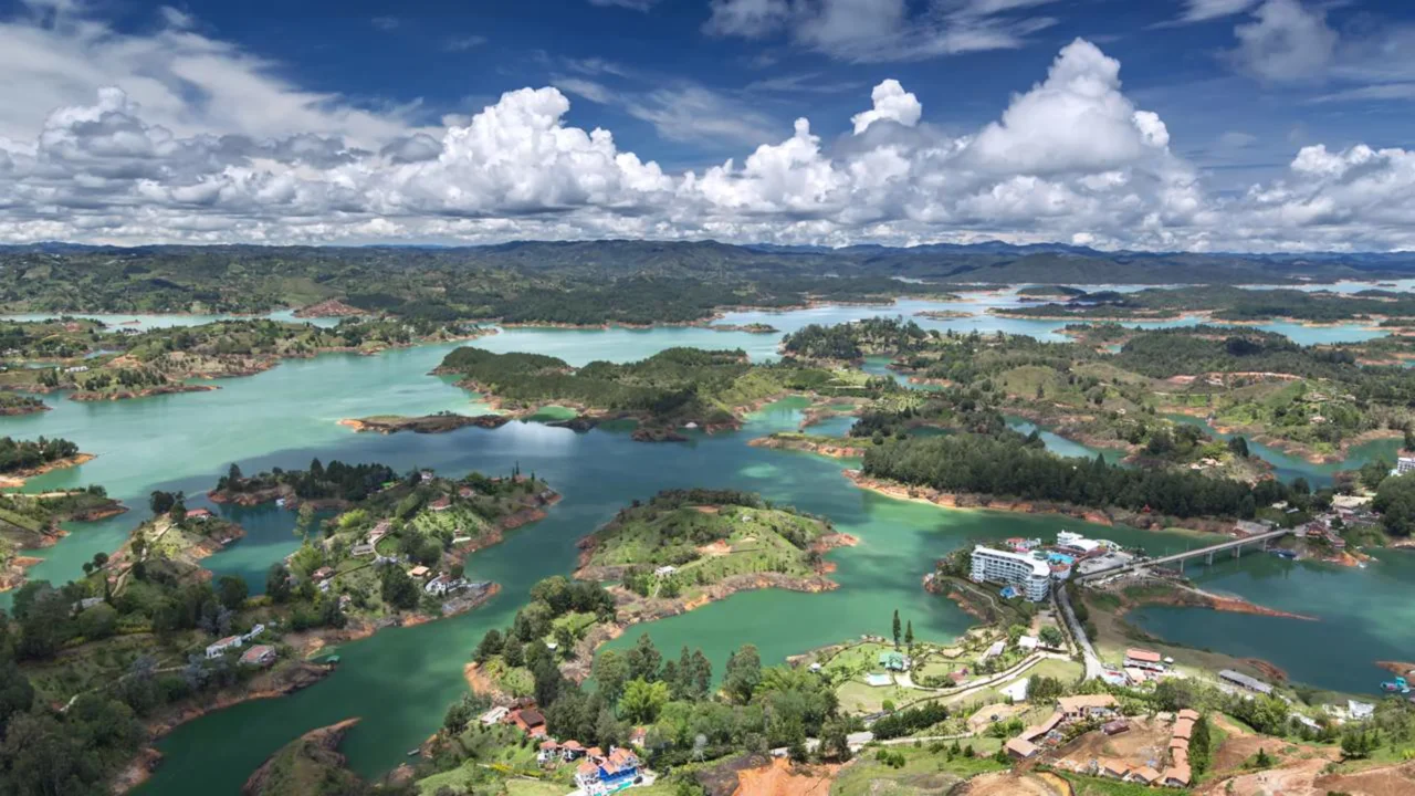 O lago que esconde um povoado inteiro sob a água a 79 km de Medellín