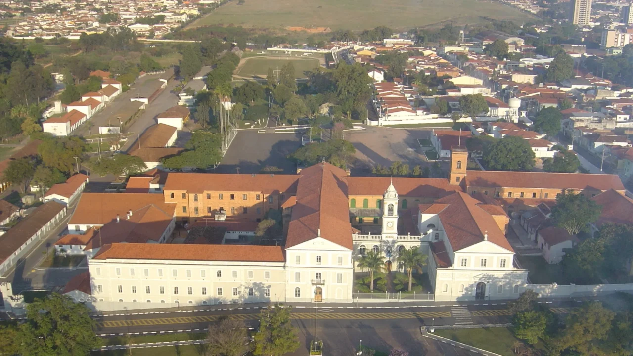 Itu reúne monumentos gigantes, casarões e ruas históricas //