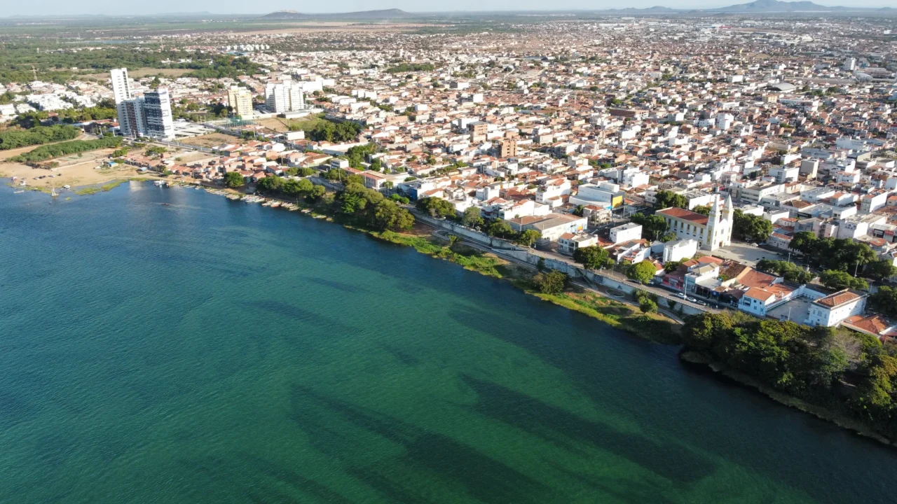Juazeiro reúne o Rio São Francisco, plantações irrigadas e paisagens do Sertão //