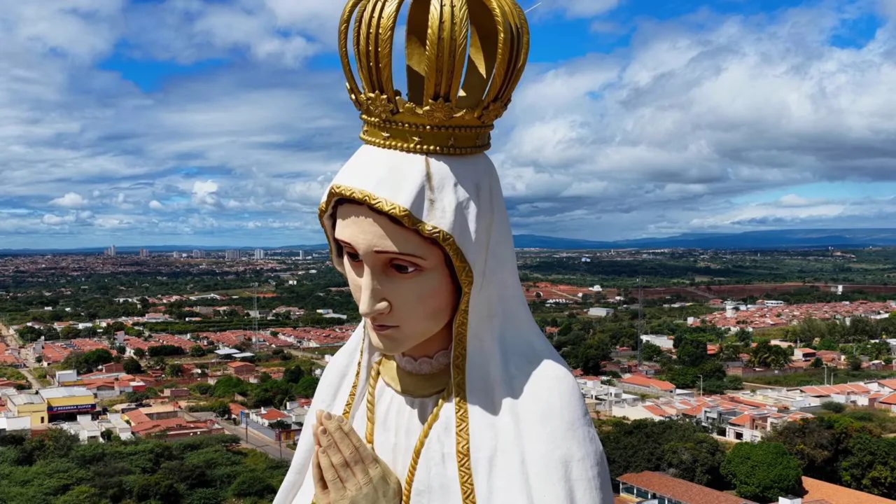 Juazeiro do Norte, Ceará, oferece cultura, ciência e vistas da serra //