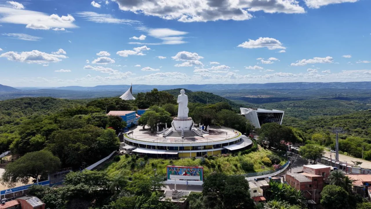 Juazeiro do Norte, Ceará, chama atenção pela fé e pela geologia //