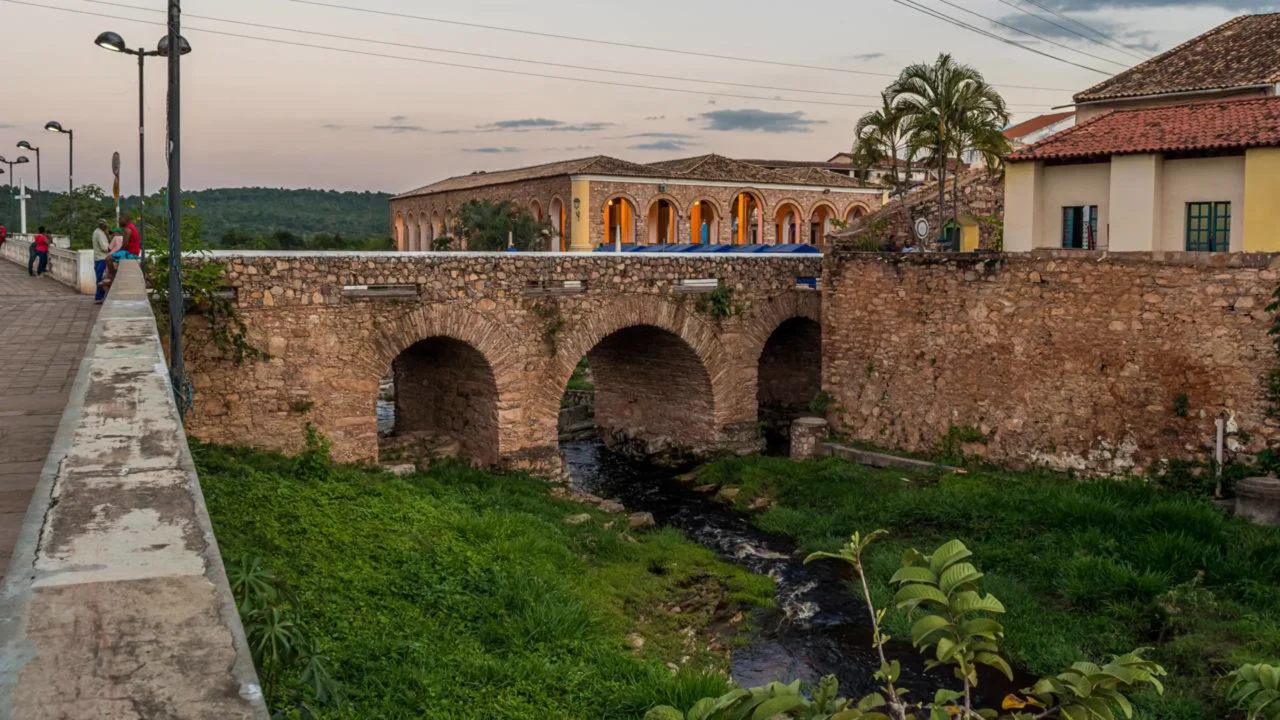 Lençóis, Bahia, oferece trilhas, cachoeiras e vida de cidade histórica //