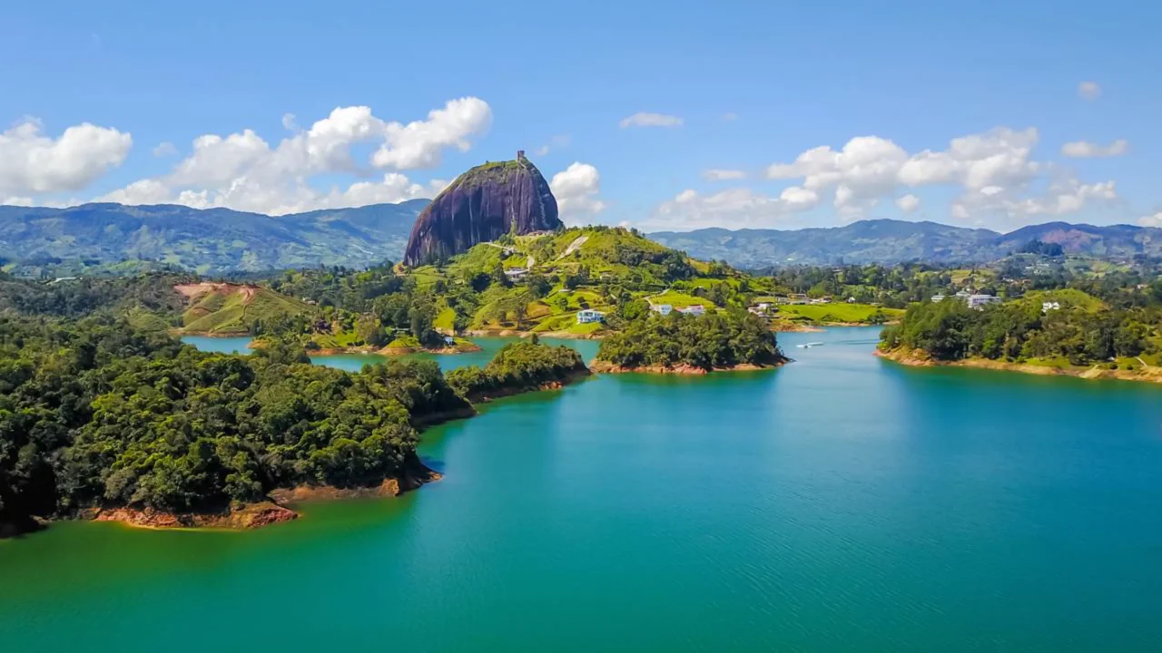 O lago que esconde um povoado inteiro sob a água a 79 km de Medellín