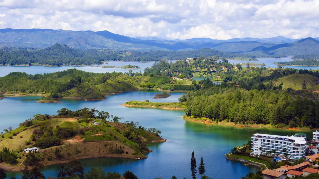 O lago que esconde um povoado inteiro sob a água a 79 km de Medellín