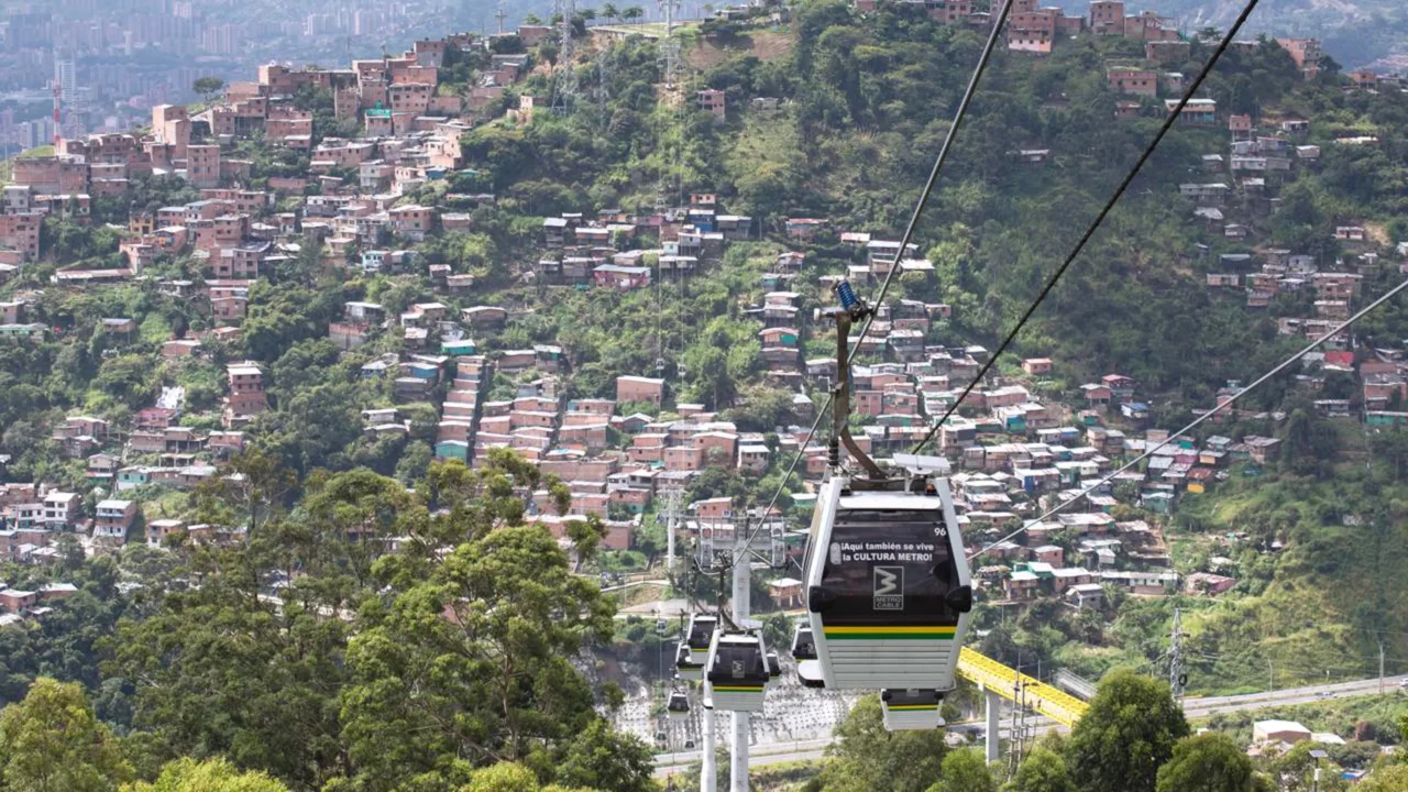 O primeiro teleférico urbano de passageiros do mundo transforma as montanhas de Medellín em parte da cidade