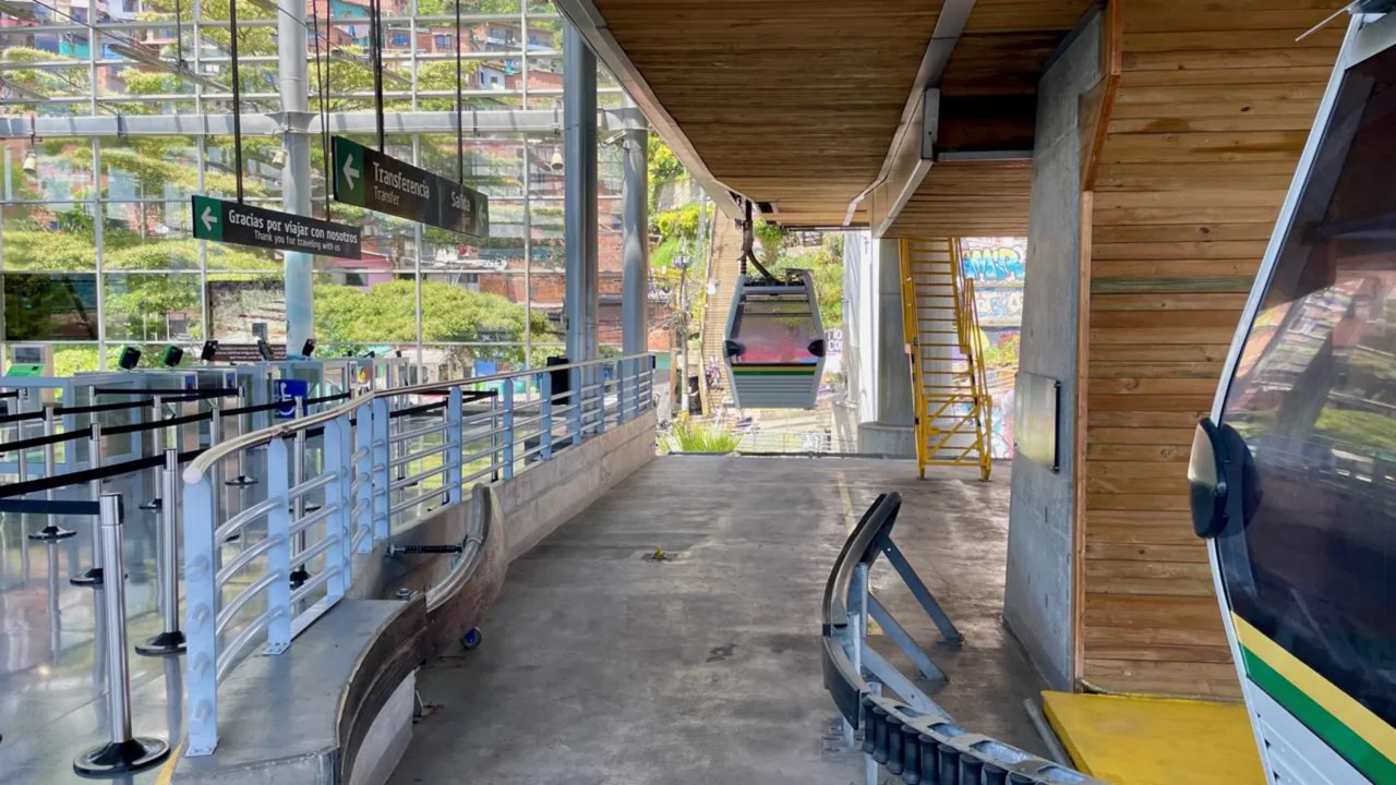O primeiro teleférico urbano de passageiros do mundo transforma as montanhas de Medellín em parte da cidade