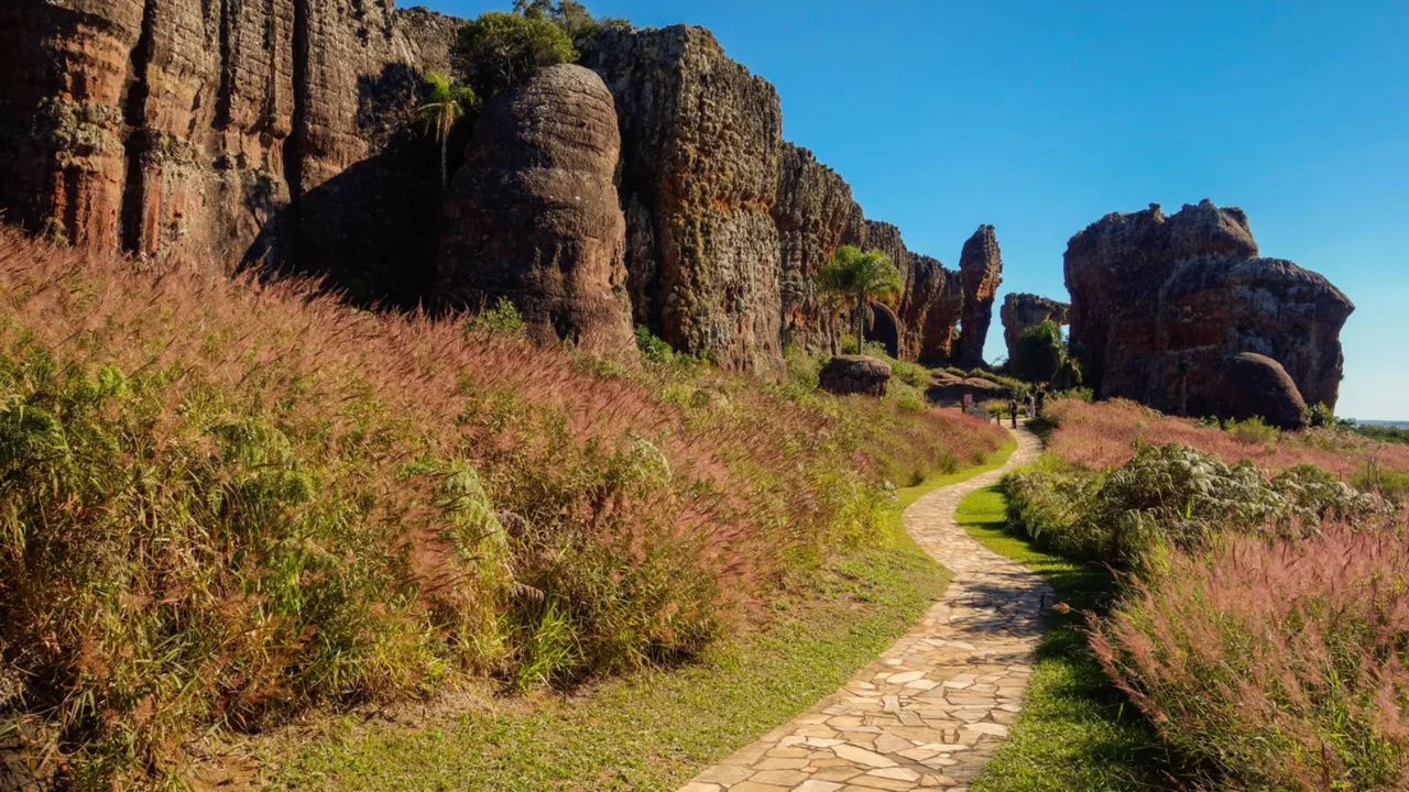 Ponta Grossa reúne formações rochosas, campos e áreas verdes //