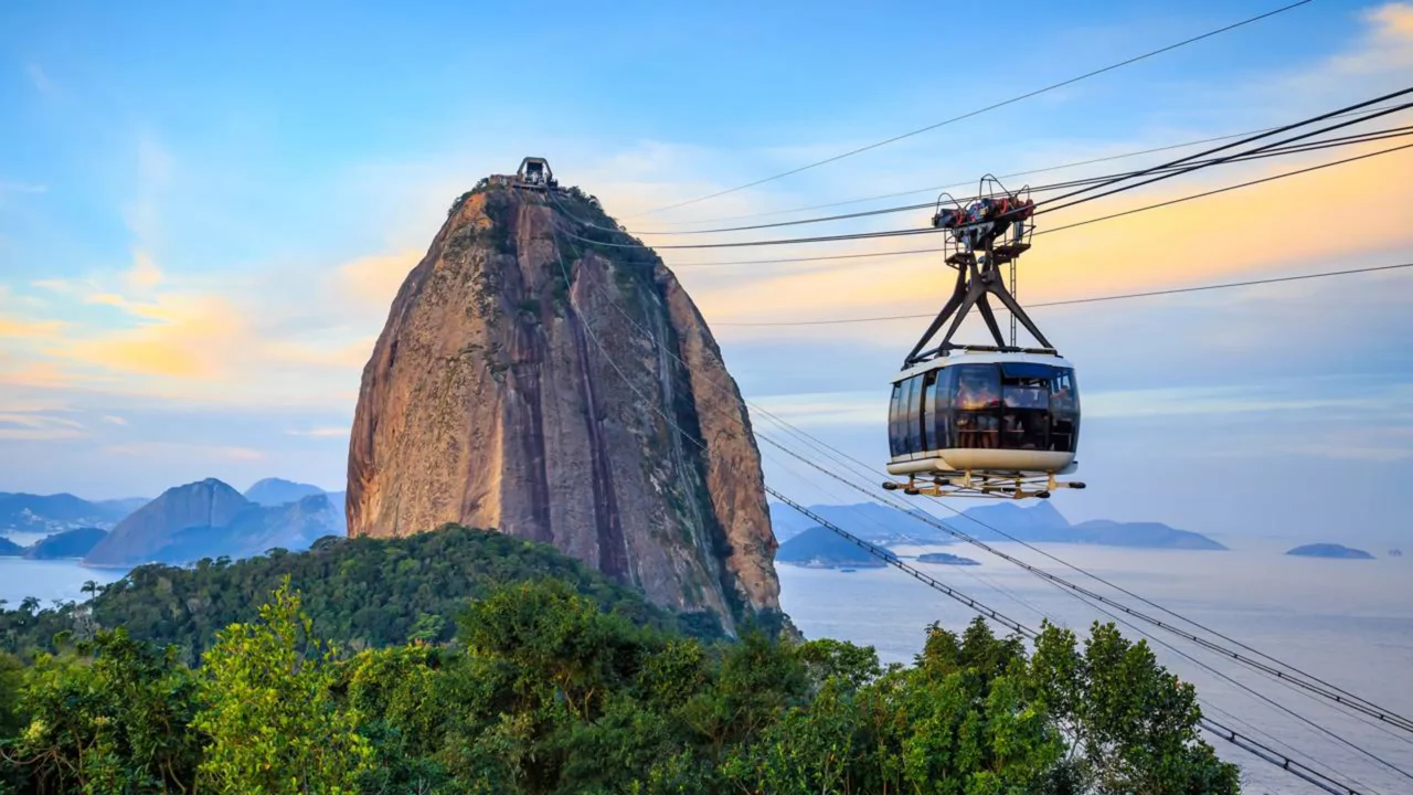 O primeiro teleférico urbano de passageiros do mundo transforma as montanhas de Medellín em parte da cidade