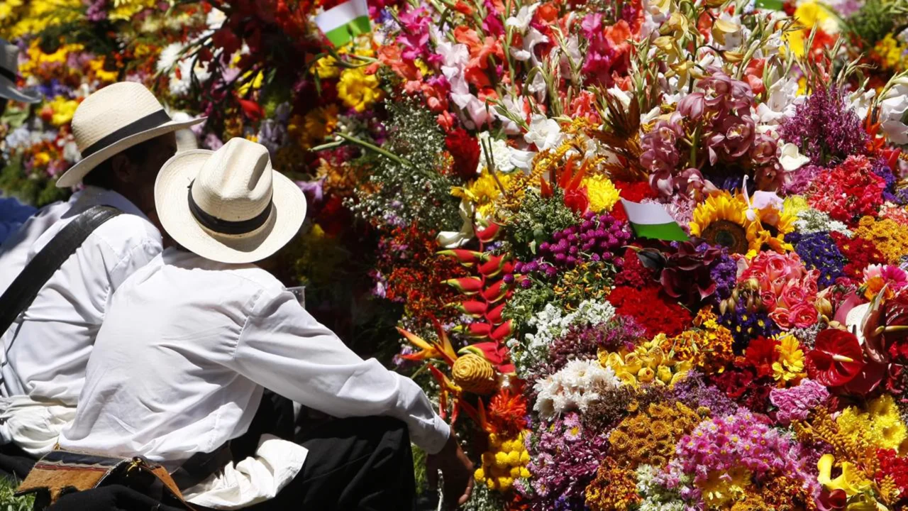 Flores de até 70 quilos descem das montanhas e transformam Medellín em uma das festas mais coloridas da América Latina
