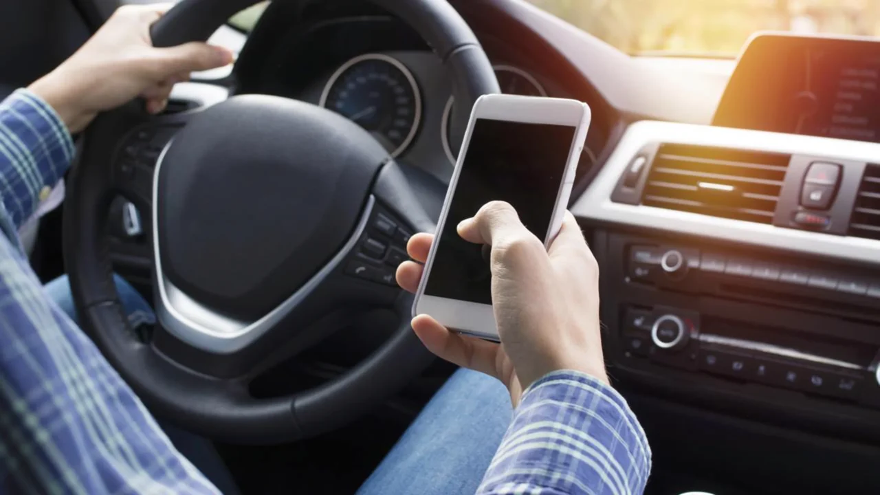Uma única infração com celular pode cancelar a carteira e obrigar motorista a fazer novas provas