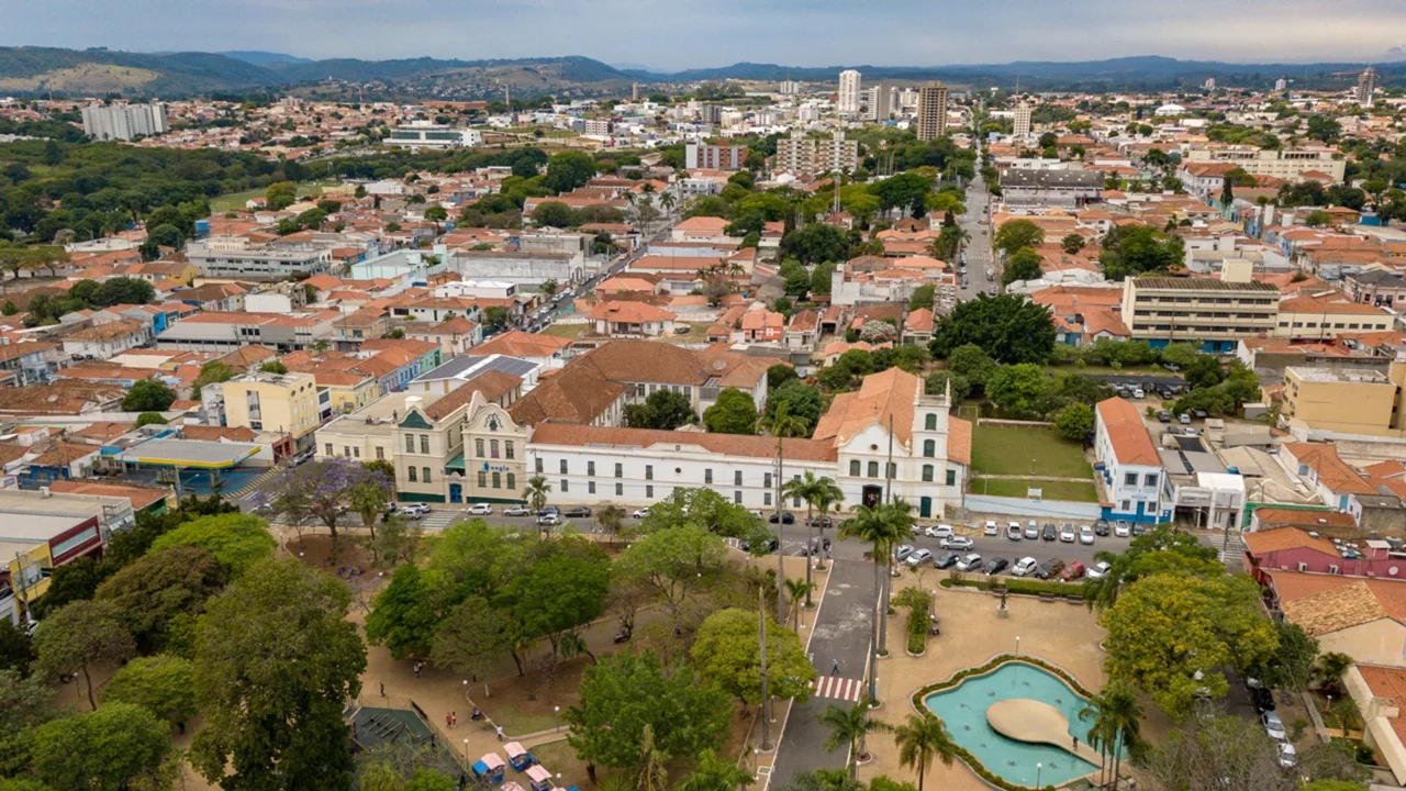 Itu reúne monumentos gigantes, casarões e ruas históricas // Créditos: Wikipedia / Wikimedia Commons