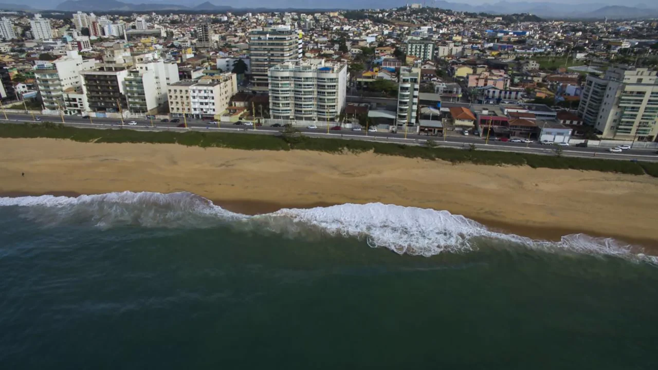 Macaé reúne praias, atividade portuária e vida urbana movimentada //