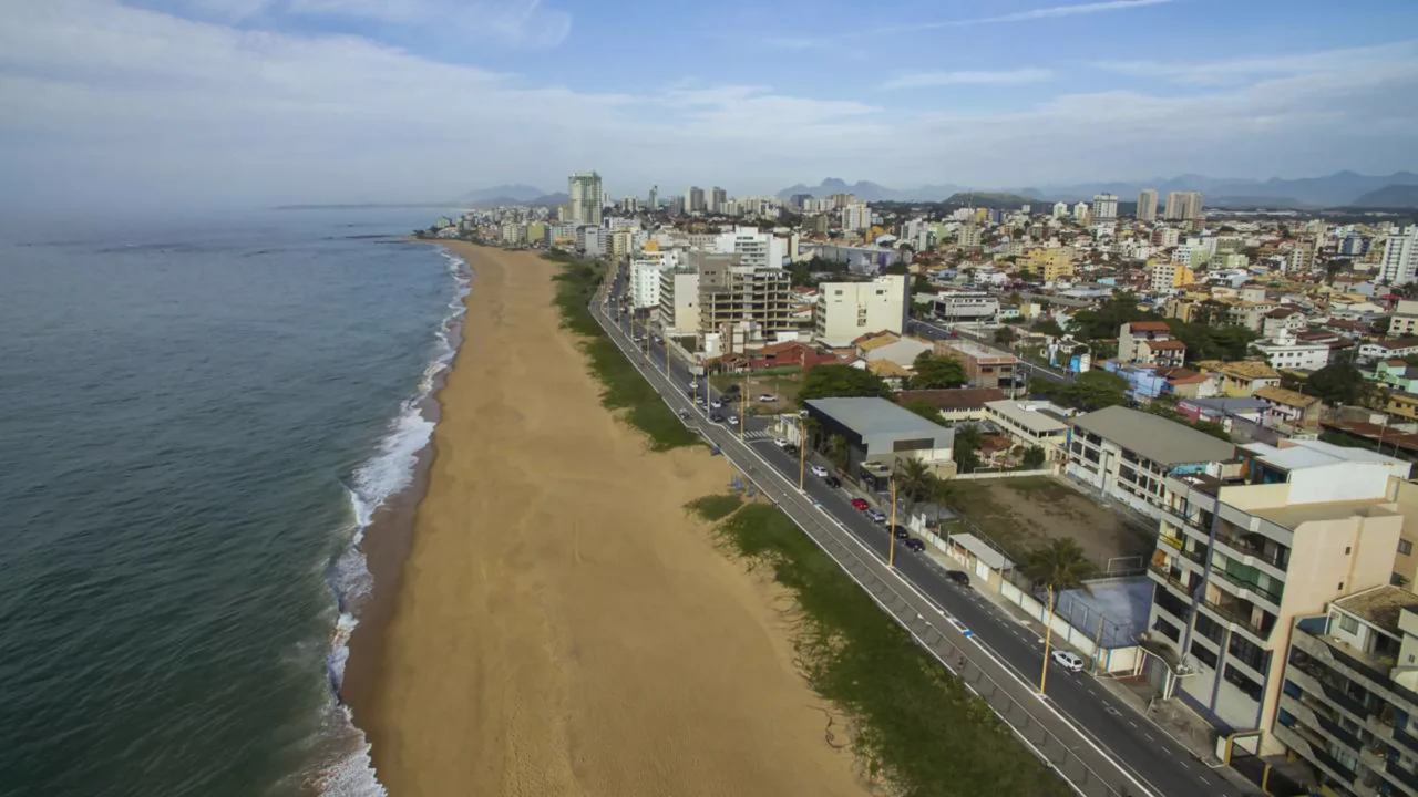 Macaé reúne praias, atividade portuária e vida urbana movimentada //