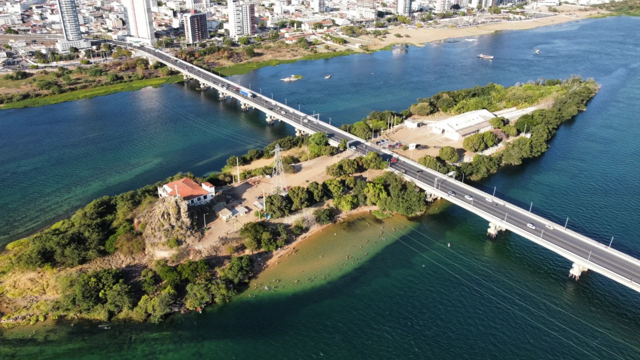 Petrolina se destaca pelos cultivos irrigados e pela vida às margens do rio // Créditos: Wikipedia / Wikimedia Commons