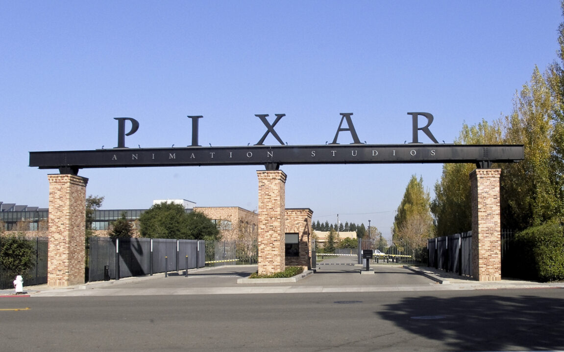 Diretor da Pixar critica excesso de telas e admite comportamento que adultos precisam rever