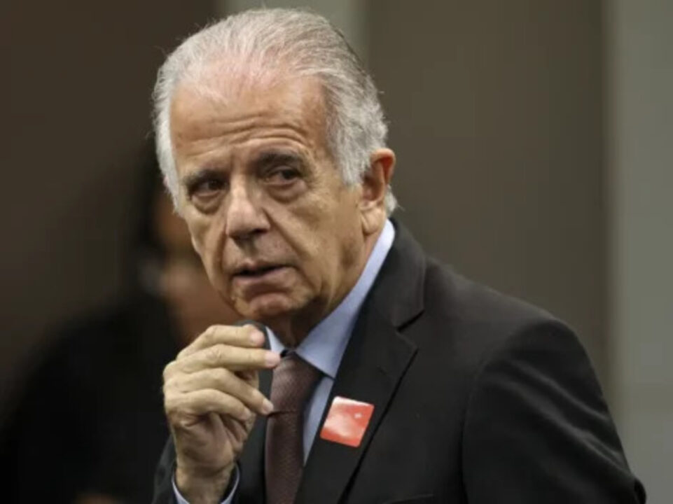 Falsários usam celular do ministro da Defesa para tentar dar um golpe