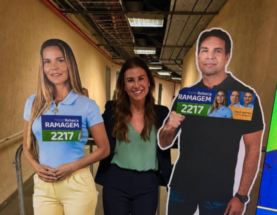 Ramagem ganha versão em papelão em ato de Flávio